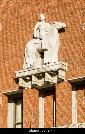 Sculpture équestre à la mairie, Oslo, Norvège, Europe Banque D'Images