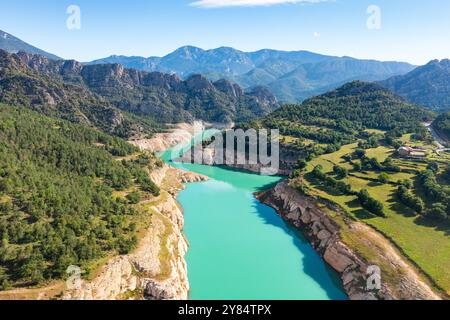 Paysage serein du réservoir de Llosa del Cavall sur la rivière Cardener, Espagne Banque D'Images