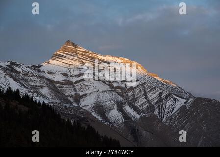 Montagnes Rocheuses canadiennes vues depuis Icefields Parkway dans le parc national Jasper en Alberta au Canada Banque D'Images