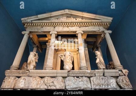 Nereid Monument British Museum Londres // LONDRES, Royaume-Uni — le monument Nereid, le plus grand et le plus beau des tombes lykiens trouvés près de Xanthos dans le sud-ouest de la Turquie, est un exemple remarquable de l'architecture funéraire antique du British Museum. Nommé d'après les figures de Néréides, filles du Dieu marin Nereus, qui sont placées entre ses colonnes, ce tombeau monumental a été construit vers 390-380 av. J.-C. La structure représente un exemple significatif de l'influence grecque classique sur la culture lykienne. Le British Museum, créé en 1753, abrite cet impressionnant artefact dans le cadre de sa vaste collection Banque D'Images