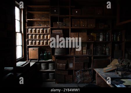 Stabler-Leadbeater Apothecary Museum bouteilles de médecine antique Alexandria Virginia // ALEXANDRIA, Virginie, États-Unis — le Stabler-Leadbeater Apothecary Museum est conservé sur South Fairfax Street, sa façade du XVIIIe siècle témoigne de l'héritage colonial de la vieille ville d'Alexandria. À l'intérieur, les étagères bordées de bouteilles de médicaments antiques, d'herbes et d'équipements pharmaceutiques offrent un aperçu des premières pratiques médicinales américaines. Banque D'Images
