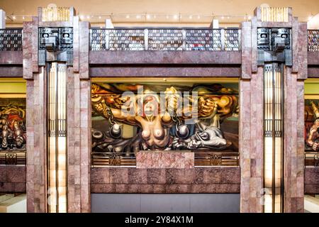 MEXICO, Mexique — « Nouvelle démocratie » (1944) par David Alfara Siqueiros. Le Palacio de Bellas Artes abrite le Théâtre national du Mexique. Avec un extérieur qui est un mélange de style néo classique et Art Nouveau et un intérieur qui est Art Déco, il est largement considéré comme le plus beau bâtiment de Mexico. Il date du début du XXe siècle et se trouve dans le quartier Centro Historical de Mexico qui est désigné comme site du patrimoine mondial de l'UNESCO. Banque D'Images