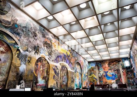 La VILLE DE MEXICO, MEXIQUE - Un énorme de la peinture murale par Russian-Mexican Vlady artiste intitulé 'La Revolucion y los elementos' dans la Biblioteca Miguel Lerd Banque D'Images