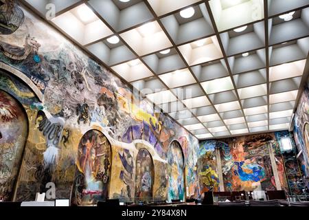 MEXICO, Mexique — Une immense murale enveloppante de l'artiste russo-mexicaine Vlady intitulée la Revolucion y los Elementos dans la Biblioteca Miguel Lerdo de Tejada à Mexico. L'œuvre monumentale, créée par Vladislav Kibalchich Rusakov, connu professionnellement sous le nom de Vlady, couvre les murs intérieurs de cette bibliothèque spécialisée. Vlady, fils de l'écrivain anarchiste français Victor Serge, arrive au Mexique en 1941 et devient l'un des muralistes les plus éminents du pays. La Biblioteca Miguel Lerdo de Tejada, qui fait partie du ministère des Finances du Mexique, abrite l'une des plus importantes collections d'Amérique latine Banque D'Images