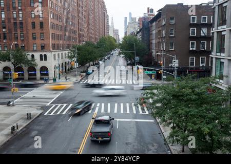 New York, New York, 19 août 2018 : les voitures circulent le long de la 10e Avenue à Chelsea par une journée d'été sombre et pluvieuse. Vue depuis la High Line. Banque D'Images