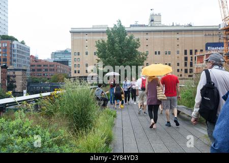 New York, New York, 19 août 2018 : les gens marchent le long de la High Line à Chelsea, par une triste journée d'été pluvieuse Banque D'Images