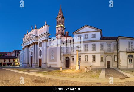 Alessandria - la cathédrale - Cattedrale dei Santi Pietro e Marco au crépuscule. Banque D'Images