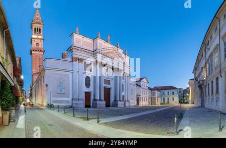 Alessandria - la cathédrale - Cattedrale dei Santi Pietro e Marco au crépuscule. Banque D'Images