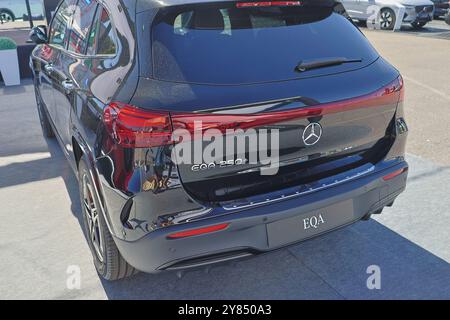 La voiture moderne mercedes benz eqa 250 plus électrique est garée, mettant en valeur son design élégant et sa technologie de pointe Banque D'Images