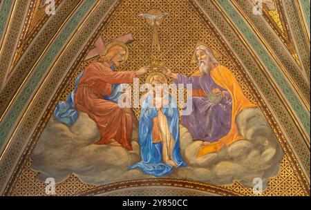 ALESSANDRIA, ITALIE - 9 SEPTEMBRE 2024 : fresque au plafond du couronnement de la Vierge Marie dans la cathédrale (chapelle imaculée) par Giorgio Boasso (1930) Banque D'Images