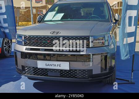 Vue de face d'un tout nouveau suv hyundai santa fe exposé lors d'un salon automobile Banque D'Images