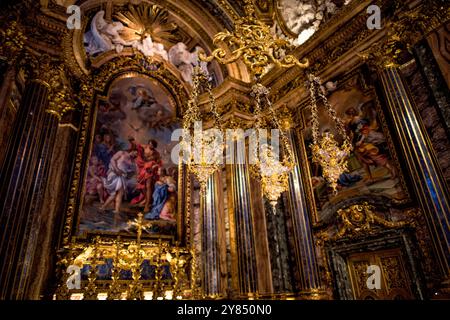 Igreja de Sao Roque Chapelle de Saint-Jean-Baptiste Intérieur en lapis-lazuli Lisbonne Portugal | LISBONNE, Portugal — La chapelle de Saint-Jean-Baptiste (Capela de São João Baptista) dans l’Igreja de São Roque, Bairro Alto, présente ses colonnes en lapis-lazuli, ses encensoirs en bronze doré et ses peintures rendues en micro-mosaïque imitant l’huile. Commandée par le roi João V et conçue à Rome par Nicola Salvi et Luigi Vanvitelli entre environ 1742 et 1747, la chapelle a été bénie par le pape Benoît XIV, puis démontée et expédiée à Lisbonne sur trois navires — réputée être la chapelle la plus chère d’Europe à l’époque. Banque D'Images