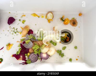 Déchets de légumes dans un évier prêts à être jetés après la préparation du repas Banque D'Images