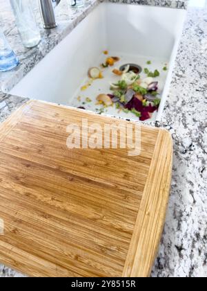 Déchets de légumes dans un évier prêts à être jetés après la préparation du repas Banque D'Images