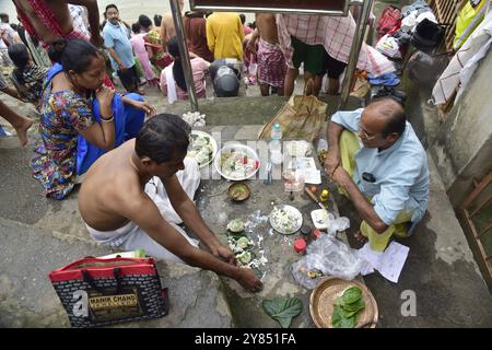 Guwahati, Guwahati, Inde. 2 octobre 2024. Les gens exécutent le rituel à leurs ancêtres dans le cadre de Mahalaya sur la rive de la rivière Brahmapoutre à Guwahati Inde le mercredi 2 octobre 2024. (Crédit image : © Dasarath Deka/ZUMA Press Wire) USAGE ÉDITORIAL SEULEMENT! Non destiné à UN USAGE commercial ! Banque D'Images