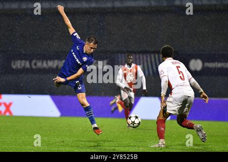 Zagreb, Croatie. 02 octobre 2024. Zagreb, Croatie, 2 octobre 2024 : Lukas Kacavenda du Dinamo Zagreb (l) en action contre Thilo Kehrer de Monaco (R) lors de la Ligue des Champions de l'UEFA, phase de Ligue, match entre le Dinamo Zagreb et Monaco au stade Maksimir, Zagreb, Croatie. (Natasa Kupljenik/SPP) crédit : SPP Sport Press photo. /Alamy Live News Banque D'Images