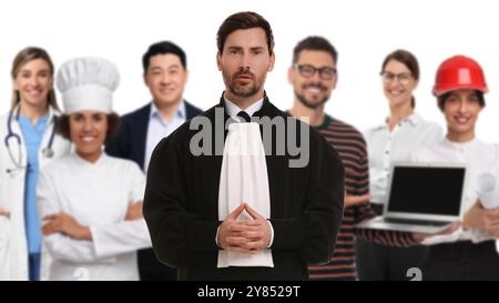 Juge et personnes d'autres professions sur fond blanc, focus sélectif. Conception de bannière Banque D'Images