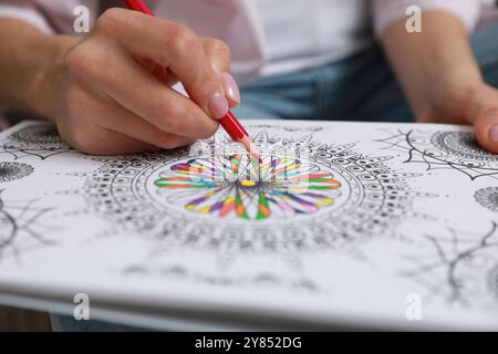 Jeune femme coloriant la page antistress, vue rapprochée Banque D'Images