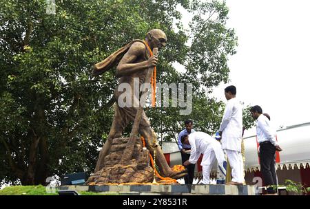 Guwahati, Guwahati, Inde. 2 octobre 2024. Le peuple rend hommage au statut du Mahatma Gandhi, père de la Nation dans le cadre de sa célébration de l'anniversaire de sa naissance 155 qui est célébrée comme le Gandhi Jayanti dans toute l'Inde au mandap Gandhi à Guwahati le mercredi 2 octobre 2024. (Crédit image : © Dasarath Deka/ZUMA Press Wire) USAGE ÉDITORIAL SEULEMENT! Non destiné à UN USAGE commercial ! Banque D'Images