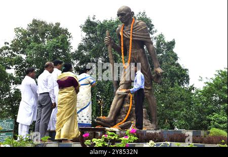 Guwahati, Guwahati, Inde. 2 octobre 2024. Le peuple rend hommage au statut du Mahatma Gandhi, père de la Nation dans le cadre de sa célébration de l'anniversaire de sa naissance 155 qui est célébrée comme le Gandhi Jayanti dans toute l'Inde au mandap Gandhi à Guwahati le mercredi 2 octobre 2024. (Crédit image : © Dasarath Deka/ZUMA Press Wire) USAGE ÉDITORIAL SEULEMENT! Non destiné à UN USAGE commercial ! Banque D'Images