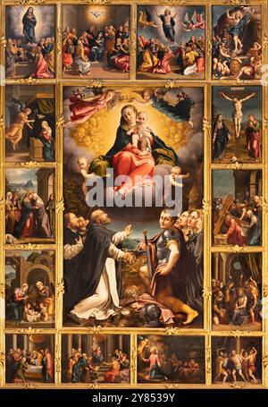 PAVIE, ITALIE - 8 SEPTEMBRE 2024 : la peinture de la Vierge du Rosaire dans la cathédrale Santa Maria Assunt par Bernardino Gatti (1531). Banque D'Images