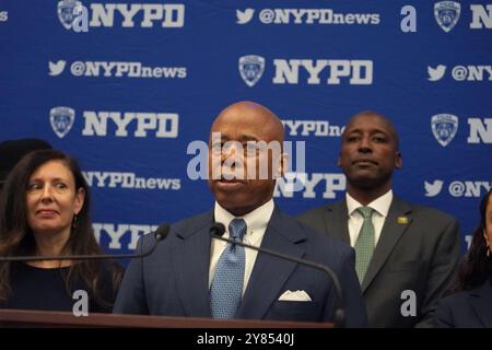 New York, États-Unis. 1er octobre 2024. Le maire de New York Eric Adams donne une conférence de presse avec le New York anti-Terrorism Task Force au One police Plaza alors qu’ils renforcent la sécurité et la surveillance avant les fêtes juives en raison du conflit au moyen-Orient. Crédit : SOPA images Limited/Alamy Live News Banque D'Images