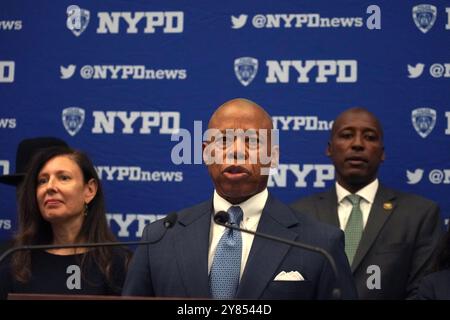 New York, États-Unis. 1er octobre 2024. Le maire de New York Eric Adams donne une conférence de presse avec le New York anti-Terrorism Task Force au One police Plaza alors qu’ils renforcent la sécurité et la surveillance avant les fêtes juives en raison du conflit au moyen-Orient. (Photo de Catherine Nance/SOPA images/SIPA USA) crédit : SIPA USA/Alamy Live News Banque D'Images