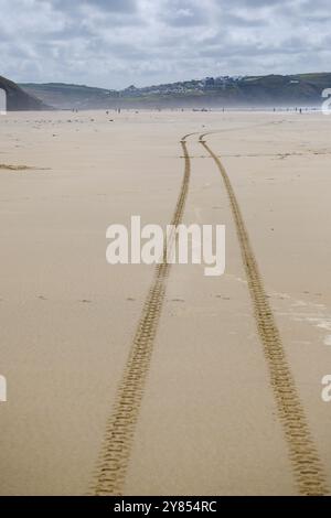 Véhicule tiyre pistes sur une longue plage à Perranporth, Cornwall, Royaume-Uni Banque D'Images