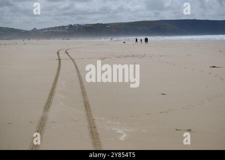 Véhicule tiyre pistes sur une longue plage à Perranporth, Cornwall, Royaume-Uni Banque D'Images