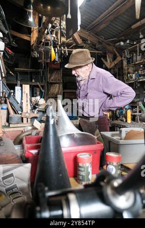 Perranporth, Cornwall, UK- 23 août 2024 - Un petit atelier de réparation de gramaphones qui corrige et vend des disques et des gramaphones Banque D'Images