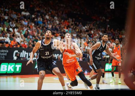 Valencia, Espagne. 02 octobre 2024. Juan Fernandez de Veolia Hamburg Towers (l) et Xabi Lopez Arostegui de Valencia basket (R) en action lors de la deuxième ronde de la saison régulière BKT EuroCup au Pabellon Fuente de San Luis. Score final ; Valencia basket 105 : 78 Veolia Hamburg Towers crédit : SOPA images Limited/Alamy Live News Banque D'Images