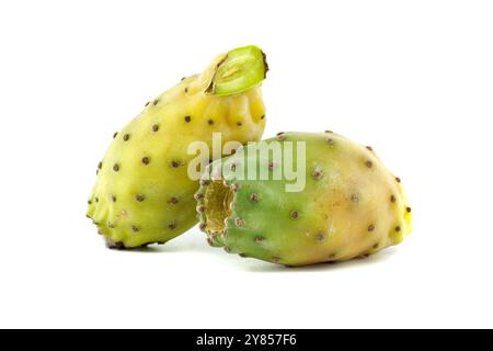 Gros plan image de deux fruits de poire épineuse mûrs isolés sur un fond blanc, mettant en valeur leurs couleurs vibrantes et leur texture unique Banque D'Images