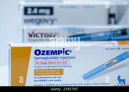 Nature morte des trois grands médicaments injectables de perte de poids de prescription. Ozempic, Victoza et Wegovy. Banque D'Images