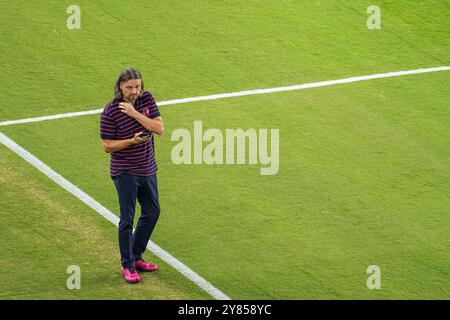 Los Angeles, États-Unis. 02 octobre 2024. Soccer, Major League Soccer, Los Angeles FC - composé Louis City SC : le directeur sportif Lutz Pfannenstiel regarde son téléphone avant le match. Crédit : Maximilian Haupt/dpa/Alamy Live News Banque D'Images