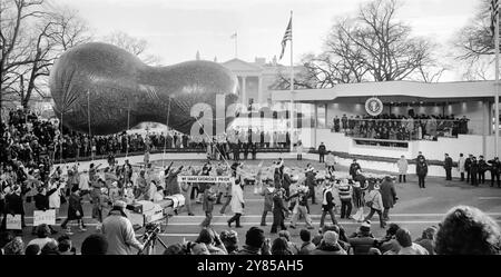 Un flotteur en forme d'arachide passe devant le stand de révision devant la Maison Blanche pour l'investiture du président Jimmy carter à Washington, DC, le 20 janvier 1977. (ÉTATS-UNIS) Banque D'Images