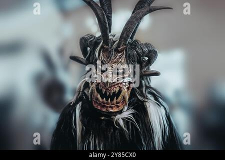 Masque maléfique satan en bois avec des cornes et une barbe de fourrure. Krampus accompagne des produits Nicholas en Autriche. Diables de Noël. Banque D'Images