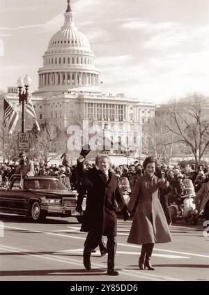 Le président Jimmy carter et la première dame Rosalynn carter descendent Pennsylvania Avenue jusqu'à la Maison Blanche après la cérémonie d'assermentation au Capitole le 20 janvier 1977. (ÉTATS-UNIS) Banque D'Images