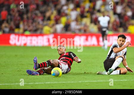 Rio de Janeiro, Brésil. 02 octobre 2024. Maracana Stadium RIO DE JANEIRO, BRÉSIL - 2 OCTOBRE : Alex Sandro de Flamengo (l) joue contre Angel Romero de Corinthians (R) lors du match entre Flamengo et Corinthians au stade Maracana le 02 octobre 2024 à Rio de Janeiro, Brésil. (Photo par André Ricardo/SPP) (André Ricardo/SPP) crédit : photo de presse SPP Sport. /Alamy Live News Banque D'Images