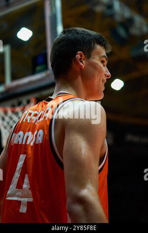 Valencia, Espagne. 02 octobre 2024. Jaime Pradilla de Valencia basket vu lors de la BKT EuroCup saison régulière Round 2 entre Valencia basket et Hambourg au Pavello Municipal font de Sant Lluis. Score final : Valencia basket 105:78 Hambourg. Crédit : SOPA images Limited/Alamy Live News Banque D'Images