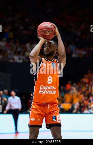 Valencia, Espagne. 02 octobre 2024. Jean Montero de Valencia basket vu en action lors de la BKT EuroCup saison régulière Round 2 entre Valencia basket et Hambourg au Pavello Municipal font de Sant Lluis. Score final : Valencia basket 105:78 Hambourg. Crédit : SOPA images Limited/Alamy Live News Banque D'Images