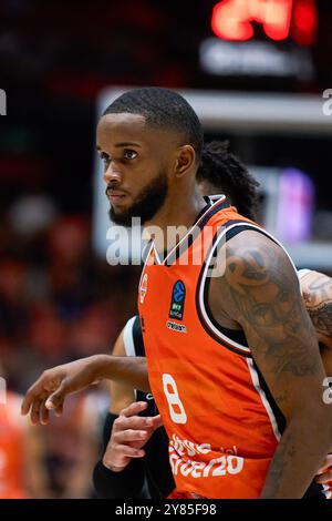 Valencia, Espagne. 02 octobre 2024. Jean Montero de Valencia basket vu lors de la BKT EuroCup saison régulière Round 2 entre Valencia basket et Hambourg au Pavello Municipal font de Sant Lluis. Score final : Valencia basket 105:78 Hambourg. Crédit : SOPA images Limited/Alamy Live News Banque D'Images