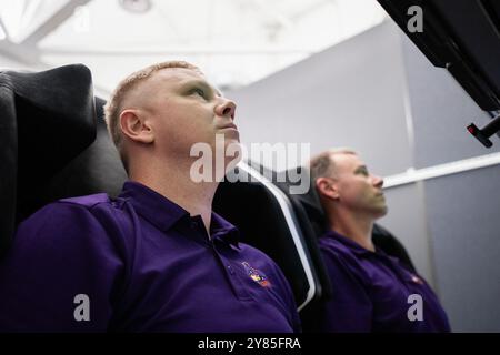 Californie, États-Unis. 2 septembre 2024. Les membres de l'équipage SpaceX Crew-9 de la NASA Nick Hague et le cosmonaute Aleksandr Gorbunov se concentrent sur les derniers préparatifs pour le lancement à bord de Dragon lors de l'entraînement au siège de SpaceX à Hawthorne, en Californie. Crédit : SpaceX/ZUMA Press Wire/ZUMAPRESS.com/Alamy Live News Banque D'Images