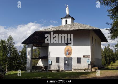 La chapelle blanche connue sous le nom d'Ermitage de Saint Grat près de Pila, dans la vallée d'Aoste, en Italie. Un lieu de pèlerinage et une destination touristique. Banque D'Images