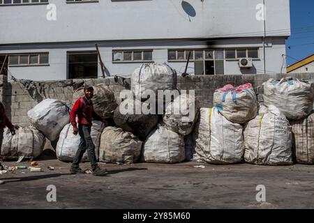 Gaziantep, Turquie. 15 août 2022. Les réfugiés syriens préparent des sacs de divers matériaux recyclés collectés dans des conteneurs à ordures pour les vendre aux principaux centres de recyclage de Gaziantep. Le travail des ramasseurs de déchets et des travailleurs de l’installation de tri réduit la quantité de déchets qui finissent dans les décharges, mais la municipalité est préoccupée par les problèmes environnementaux et de santé publique posés par l’activité Banque D'Images