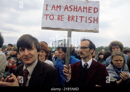 Homme libre d'expression rendant son point de vue clair. Speakers Corner, Hyde Park Londres. Rassemblement politique foule de bonnes mœurs, un seul homme brandit une pancarte qui dit "J'ai honte d'être britannique". Angleterre vers les années 1985 1980 Royaume-Uni HOMER SYKES Banque D'Images