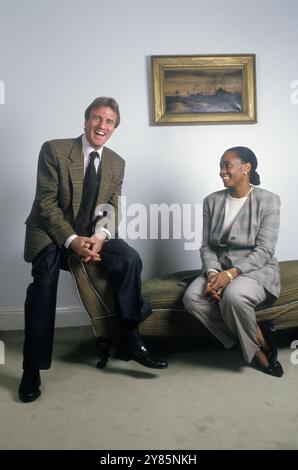 Bernard Kouchner et la chanteuse d'opéra américaine Barbara Hendricks à Oxford, Angleterre des années 1993 1990 Royaume-Uni HOMER SYKES Banque D'Images