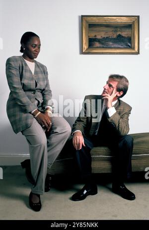 Bernard Kouchner et la chanteuse d'opéra américaine Barbara Hendricks à Oxford, Angleterre des années 1993 1990 Royaume-Uni HOMER SYKES Banque D'Images