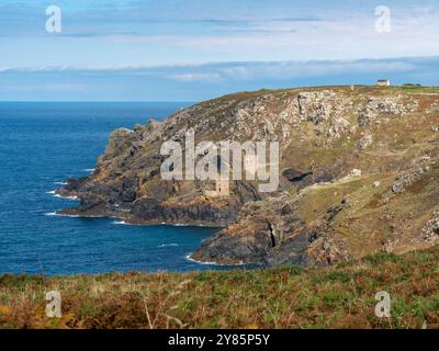 La côte nord de Cornouailles près de Botallack avec les restes des anciennes couronnes Tin mines maisons de moteurs sur les falaises au loin, Cornwall, Angleterre, Royaume-Uni Banque D'Images