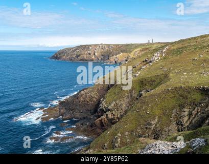 La côte nord de Cornouailles près de Botallack avec les restes des anciennes couronnes Tin mines maisons de moteurs sur les falaises au loin, Cornwall, Angleterre, Royaume-Uni Banque D'Images