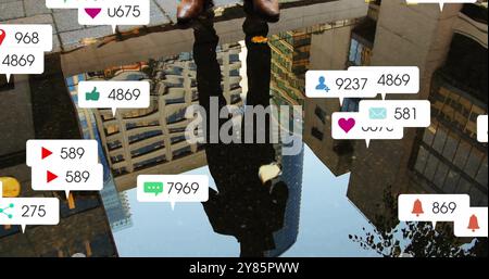 Images des icônes d'engagement des médias sociaux au-dessus de la réflexion urbaine dans l'eau Banque D'Images